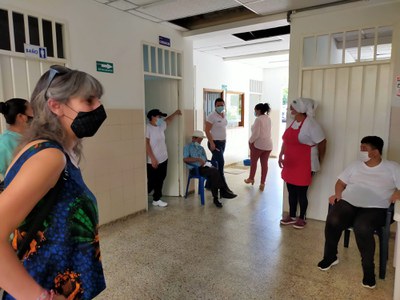 Sandra Castro també ha visitat el menjador social on la gent gran més desvalguda rep atenció psicosocial i alimentària.