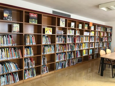 En aquesta nova sala infantil es poden trobar llibres i revistes per a infants des de 0 a 12 anys, tant de ficció com de coneixements, així com un pe….