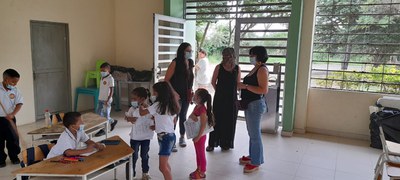 La regidora ha pogut visitar una escola de la zona rural.