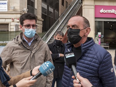 Miquel Pueyo i Antoni Postius atenen els mitjans de comunicació en la visita als treballs de millora de les escales mecàniques..