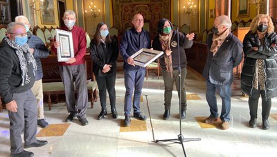 L'Associació de l'Olleria ha volgut lliurar un record de la trobada a la Paeria i als festers de la ciutat de Lleida, organitzadora de la trobada.