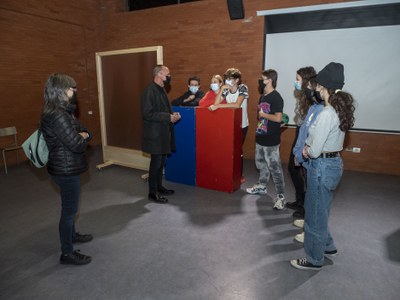 Miquel Pueyo i Sandra Castro, amb un grup d'alumnes de l'Aula Municipal de Teatre..