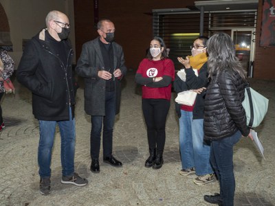 Un moment de la visita institucional d'aquesta tarda a l'Aula Municipal de Teatre, amb motiu de l'aniversari..