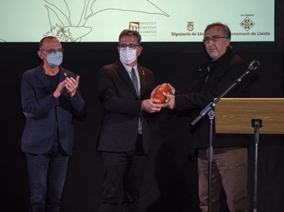 Francesc Pastor ha rebut la Libertinella de mans del president Joan Talarn com a guanyador del Premi de Poesia.