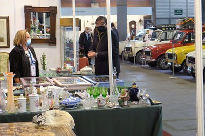 Un visitant en un dels estands d'antiguitats de la fira.