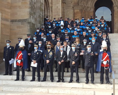 Fotografia de família dels agents reconeguts amb motiu de la celebració de Santa Cecília, patrona del cos policial.