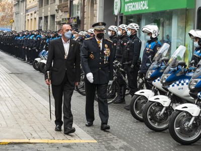 L'alcalde, Miquel Pueyo, i l'intendent de la Guàrdia Urbana passant revista als agents del cos policial.