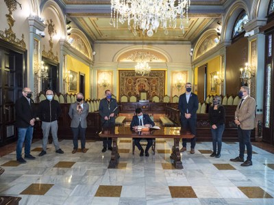 El president de la Generalitat ha signat al llibre d'Honor de la Paeria, situat avui al Saló de Sessions..