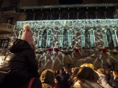 Espectacle de llum projectat sobre la façana del Palau de la Paeria.