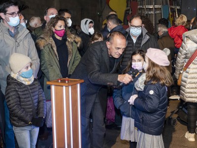 L'alcalde ha cedit als infants prémer l'interruptor amb què s'ha il·luminat la ciutat.