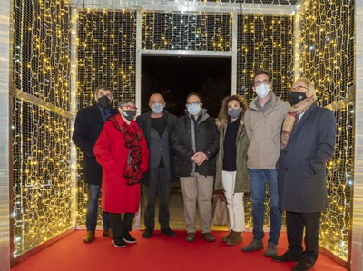 L'alcalde i els regidors amb els representants del comerç de la ciutat.