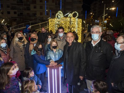 Moment de l'encesa de llums a la plaça Ricard Viñes, on l'alcalde ha estat acompanyat del president dels comerciants de la Zona Alta.