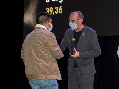 El paer en cap ha lliurat un dels premis en la categoria d'explotacions ramaderes de més de 2001 truges.