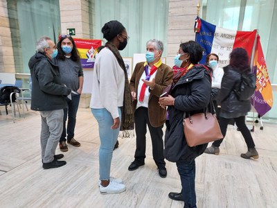 La regidora conversant amb un grup de fills i nets de republicans espanyols residents a França, que ahir van oferir una xerrada sobre els camps de re….