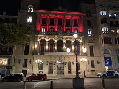 La façana de l'Ajuntament de Lleida, en vermell..