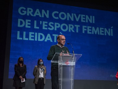 L'alcalde de Lleida, Miquel Pueyo, ha presidit l'acte amb què l'Ajuntament de Lleida ha visibilitzat el suport específic a l'esport femení de Lleida..