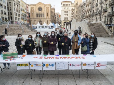 La confecció del mural participatiu ha tingut lloc a la plaça Sant Joan.