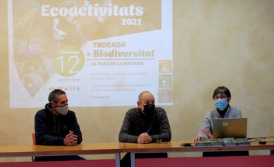 El regidor Jaume Rutllant ha donat la benvinguda als i les participants de la trobada del programa +Biodiversitat al parc de la Mitjana.