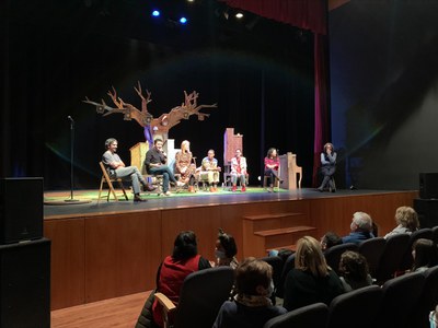 El director de la companyia lleidatana, Ramon Molins, juntament amb l’autora del conte, Beatriz Osés, en la xarrada que va tenir lloc després de les ….