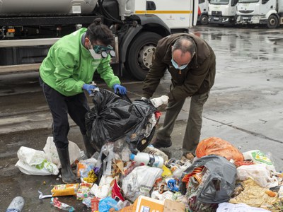 L’Ajuntament de Lleida farà un seguiment de les bosses de residus abandonades a la via pública en tots els barris de la ciutat per localitzar els inf….