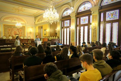 La tinent d'alcalde i regidora d'Educació Sandra Castro ha presidit el lliurament de diplomes a alumnes de l'INS Lladonosa que han realitzat activita….