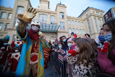 El rei Baltasar saluda als infants que l'esperaven a la plaça Ramon Berenguer IV.