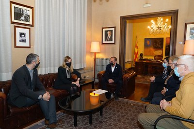 El paer en cap, Miquel Pueyo, acompanyat de membres de la Corporació Municipal, ha rebut la consellera Alsina a la Paeria.