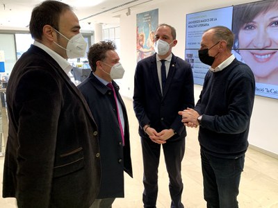 Pueyo conversa amb Francesc Guillaumet i Jordi Solana, director i editor de La Mañana, i el subdelegat del govern central, José Crespín.