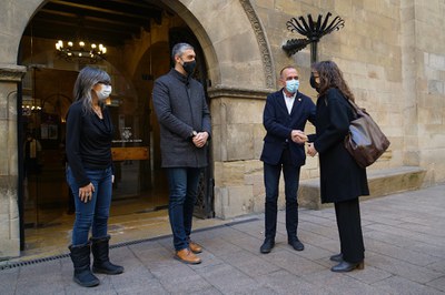 Pueyo ha saludat la consellera a la seva arribada al Palau de la Paeria.