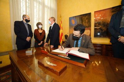 El paer en cap, Miquel Pueyo, ha rebut a la Paeria el conseller Roger Torrent.