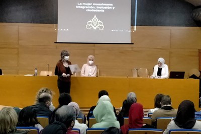 Xerrada al voltant de la integració, inclusió i ciutadania de les dones musulmanes” a la sala Jaume Magre.