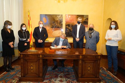 El conseller Josep González-Cambray ha firmat el Llibre d'Or de l'Ajuntament de Lleida..