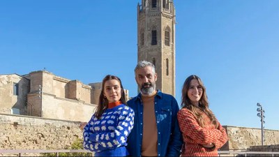 Laia Fontàn, Roger de Gràcia i Candela Figueras, a la Seu Vella de Lleida, on demà es farà el directe de la final del programa "Batalla Monumental".