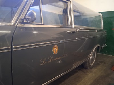 El segon vehicle és un Seat 1500 Funerari de 1971, que l’empresa local La Leridana va cedir al museu l’any 2019.