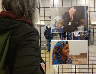 La tinent d'alcalde Sandra Castro contemplant les fotografies de la vida als campaments del Tindouf.