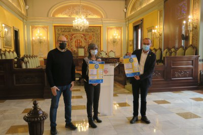 Miquel Pueyo, Sandra Castro i Jaume Rutllant mostren els cartells que s'han editat, amb traducció a l'ucraïnès, per informar dels sevreis..
