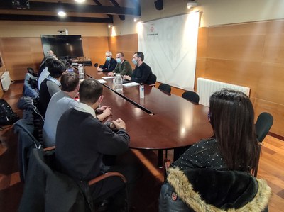 Imatge de la reunió de l'alcalde amb els representants dels treballadors d'Autobusos.