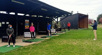 El Servei d’Esports de la Paeria ofereix per a aquest curs activitats d’iniciació al golf, natació i tennis per a les persones sèniors.
