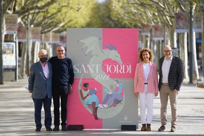 El tinent d'alcalde Paco Cerdà, l'alcalde, Miquel Pueyo, i els regidors Jaume Rutllant i Marta Gispert, amb el cartell de Sant Jordi.