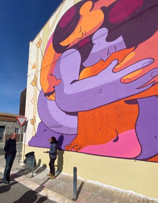 El paer en cap conversa amb Galleta Maria, que acaba de donar els darrers retocs al mural del carrer Boqué, 7.