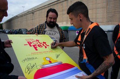 Tots els artistes han plasmat la seva signatura en el cartell de la segona edició del Festival Lleida _potFest.