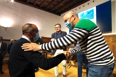 L'alcalde Miquel Pueyo ha saludat l'autor de l'obra guanayadora del 32 premi Josep Lladonosa, Leonard Jové..