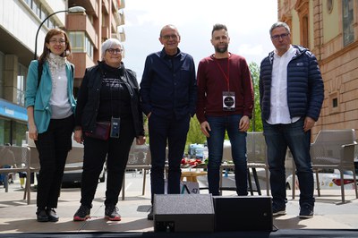 L'alcalde amb els participants en el debat sobre el moment actual del llibre a Lleida.