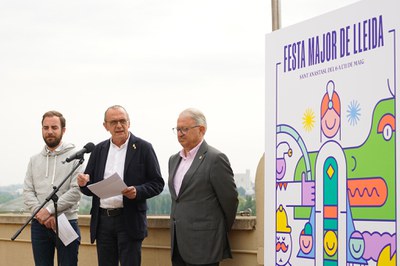 El paer en cap, Miquel Pueyo, acompanyat del tinent d’alcalde de Promoció Econòmica, Paco Cerdà, i el regidor de Joventut, Festes, Tradicions, Esport….