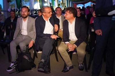 L'alcalde i el regidor de Festes, amb el president de la Casa de Andalucía, Jordi Solana.