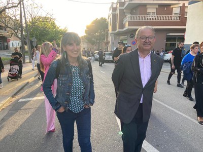 Els tinents d'alcalde Sandra Castro i Paco Cerdà han acompanyat les pubilles i els representants veïnals en la desfilada fins al pavelló municipal.