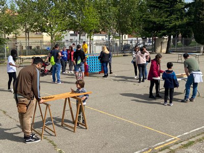 Jocs infantils instal·lats en el pati de l’institut escola del barri amb motiu de la Festa Major.