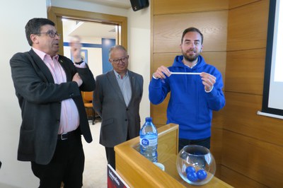 El regidor Ignasi Amor i el tinent d'alcalde Paco Cerdà ha tret algunes de les boles del sorteig..