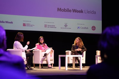 La tinent d'alcalde Jordina Freixanet i la  directora general de Societat Digital, Joana Barbany, han parlat de projectes de transformació digital..
