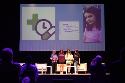 Les integrants de l’equip TonnucciTechnos, semifinalistes mundials 2021 del programa Techonovation Girls han presentat el projecte Hey your Pills!..